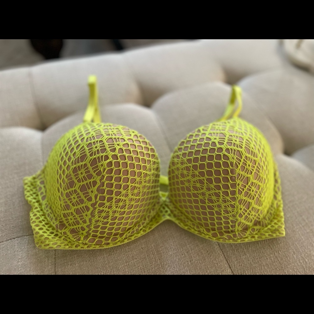Gorgeous Like New Lace Victoria Secret Very Sexy Bra Size 36D